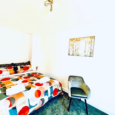 Appartement Modern Townhouse, Sleeps 4 With Parking à Wakefield Extérieur photo