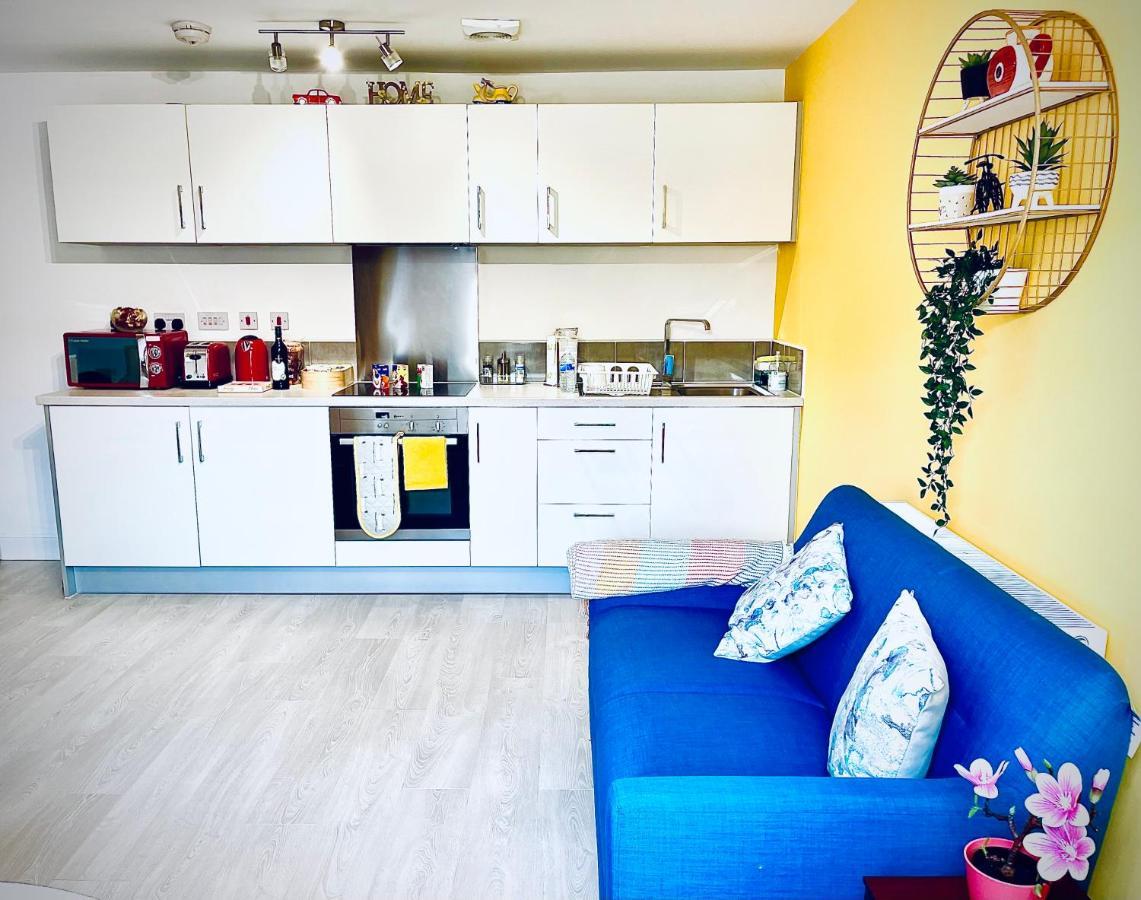 Appartement Modern Townhouse, Sleeps 4 With Parking à Wakefield Extérieur photo