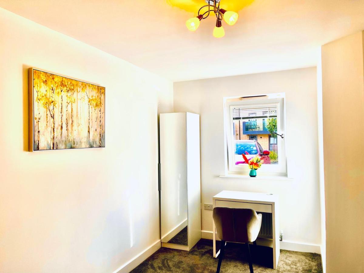 Appartement Modern Townhouse, Sleeps 4 With Parking à Wakefield Extérieur photo