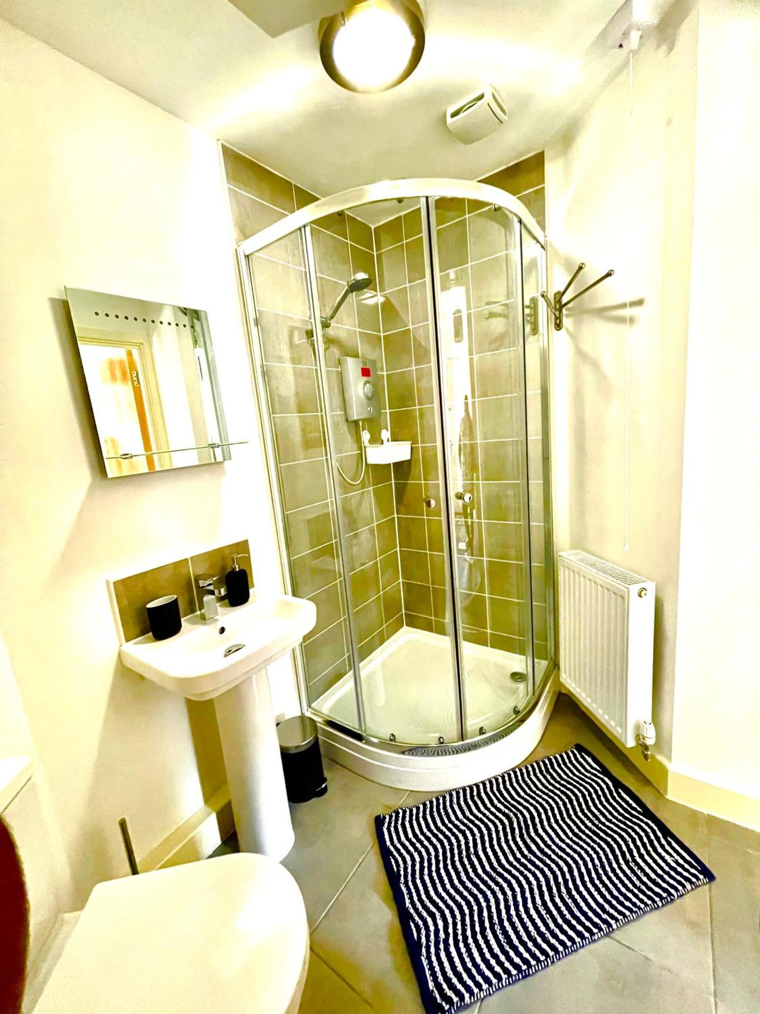 Appartement Modern Townhouse, Sleeps 4 With Parking à Wakefield Extérieur photo
