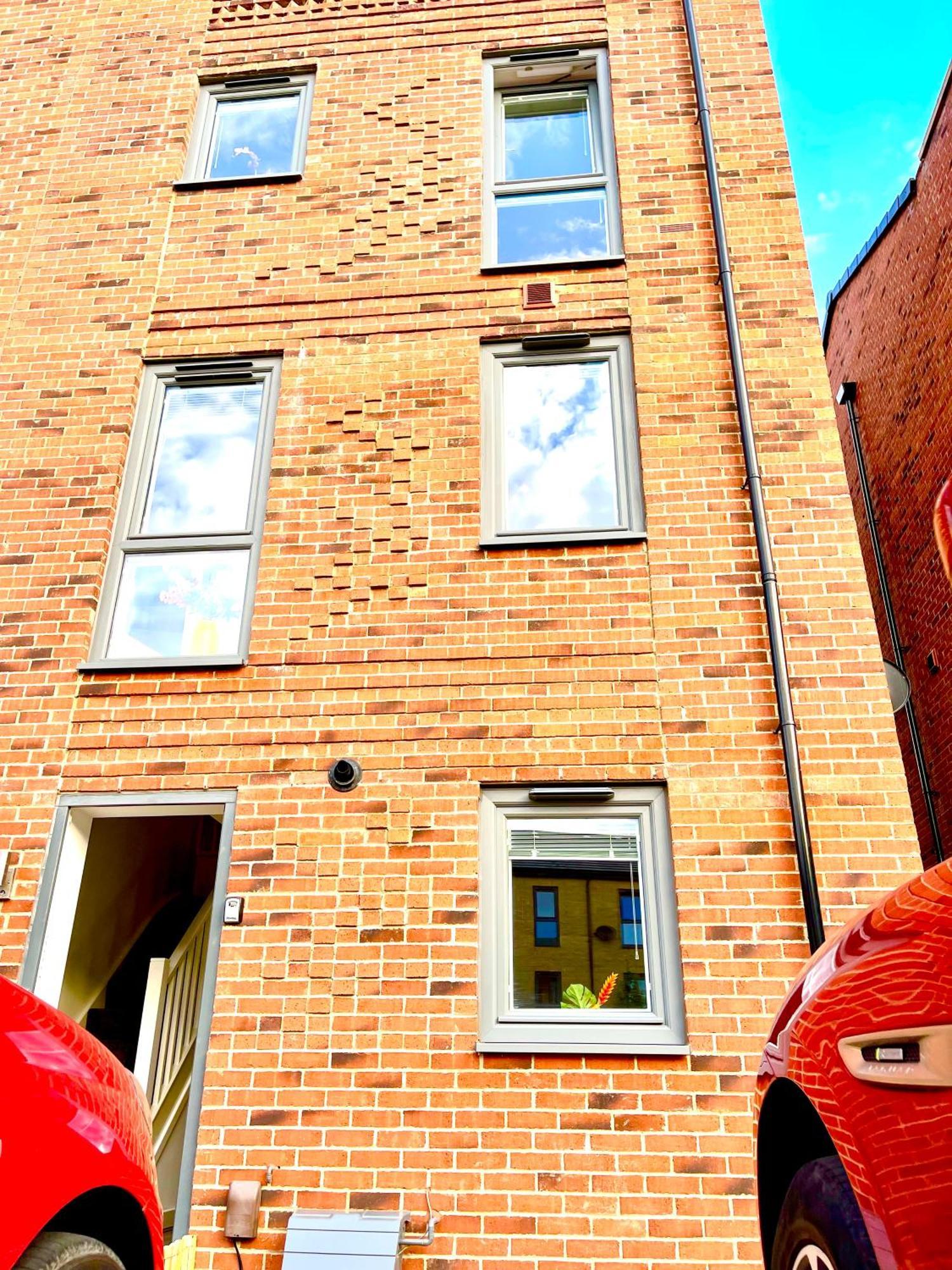 Appartement Modern Townhouse, Sleeps 4 With Parking à Wakefield Extérieur photo